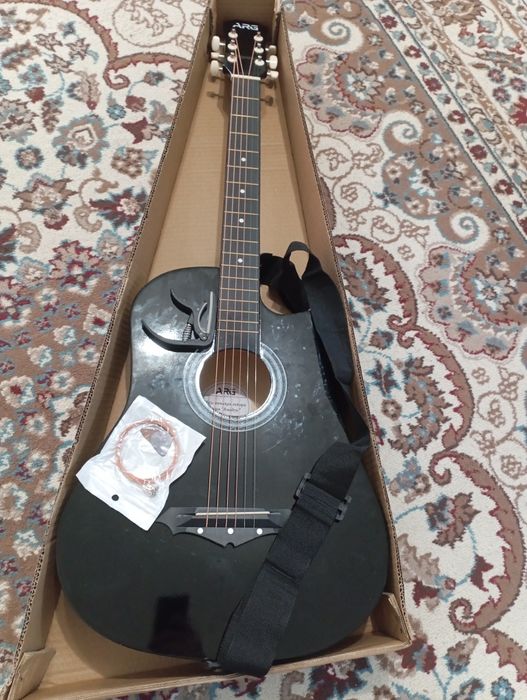Продаю акустическую гитару восточное новое