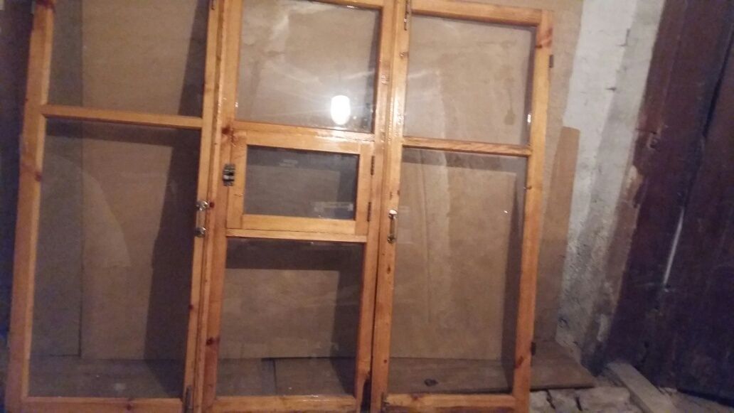Деревянные оконные рамы со стеклами, без коробки