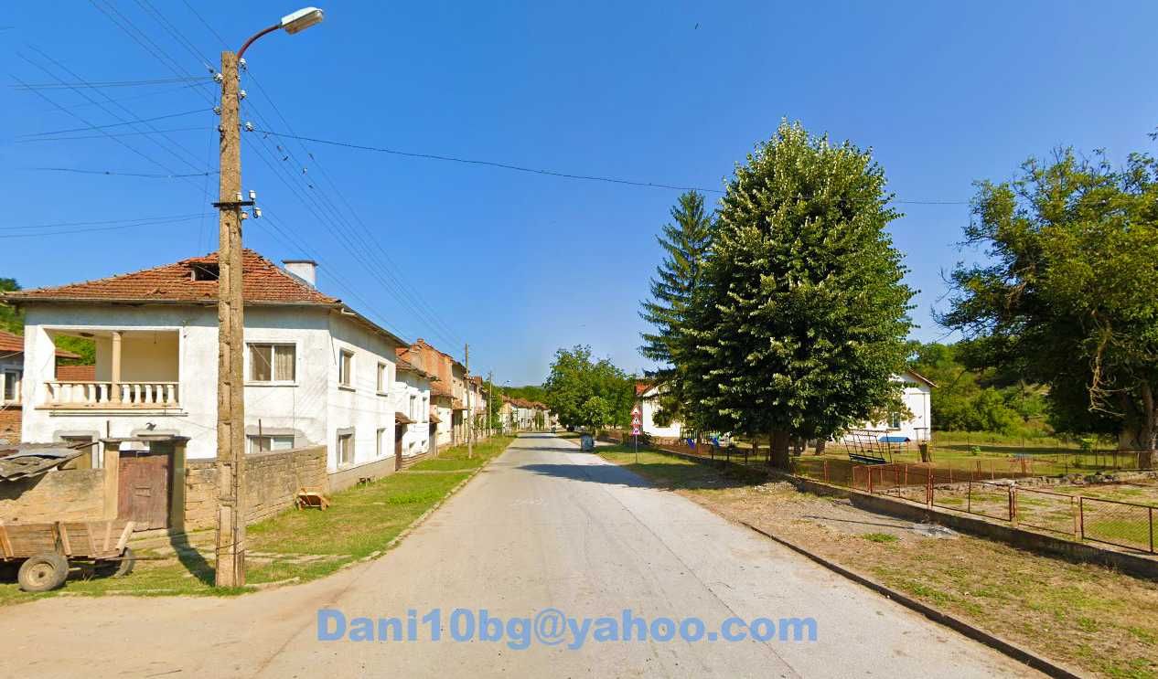 Продавам селска къща с голям двор и градина в с. Радовене/Роман
