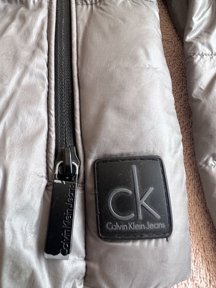 Продавам късо яке Calvin Klein