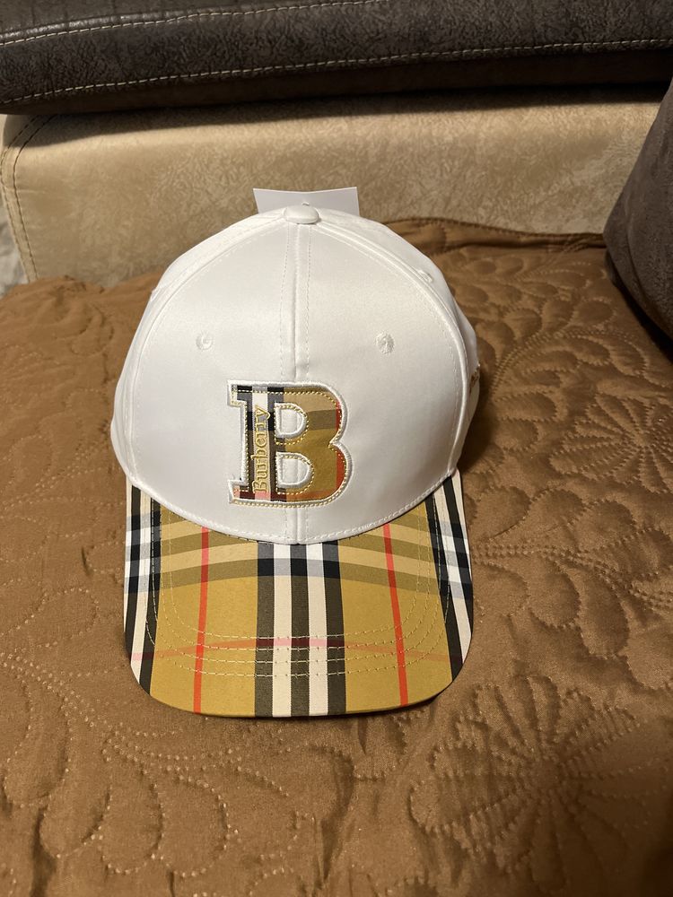 Луксозна Шапка Burberry-Стил и Класика в Едно