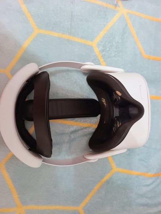 Vând Casca VR Oculus Quest 2 64gb