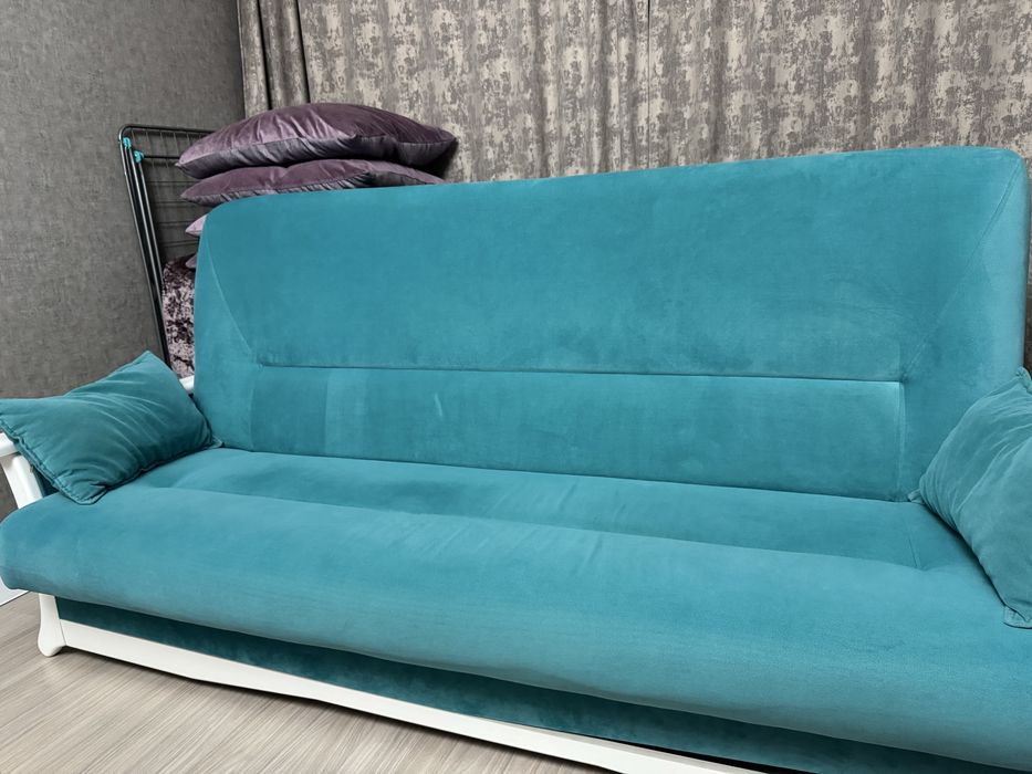 Диван продам срочно.