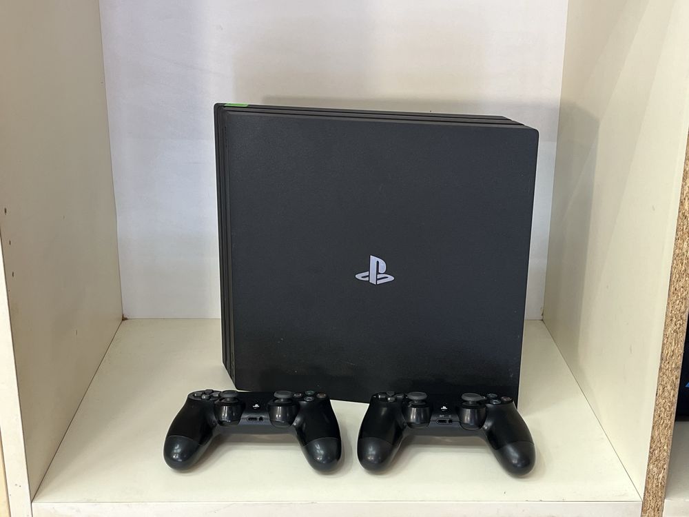PlayStation 4 Pro 1TB 4K Перфектен 2 контролера