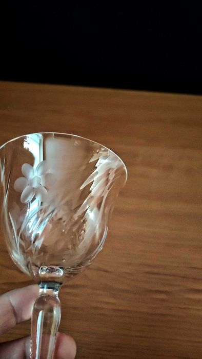 3 красиви и нежни кристални чаши за вино