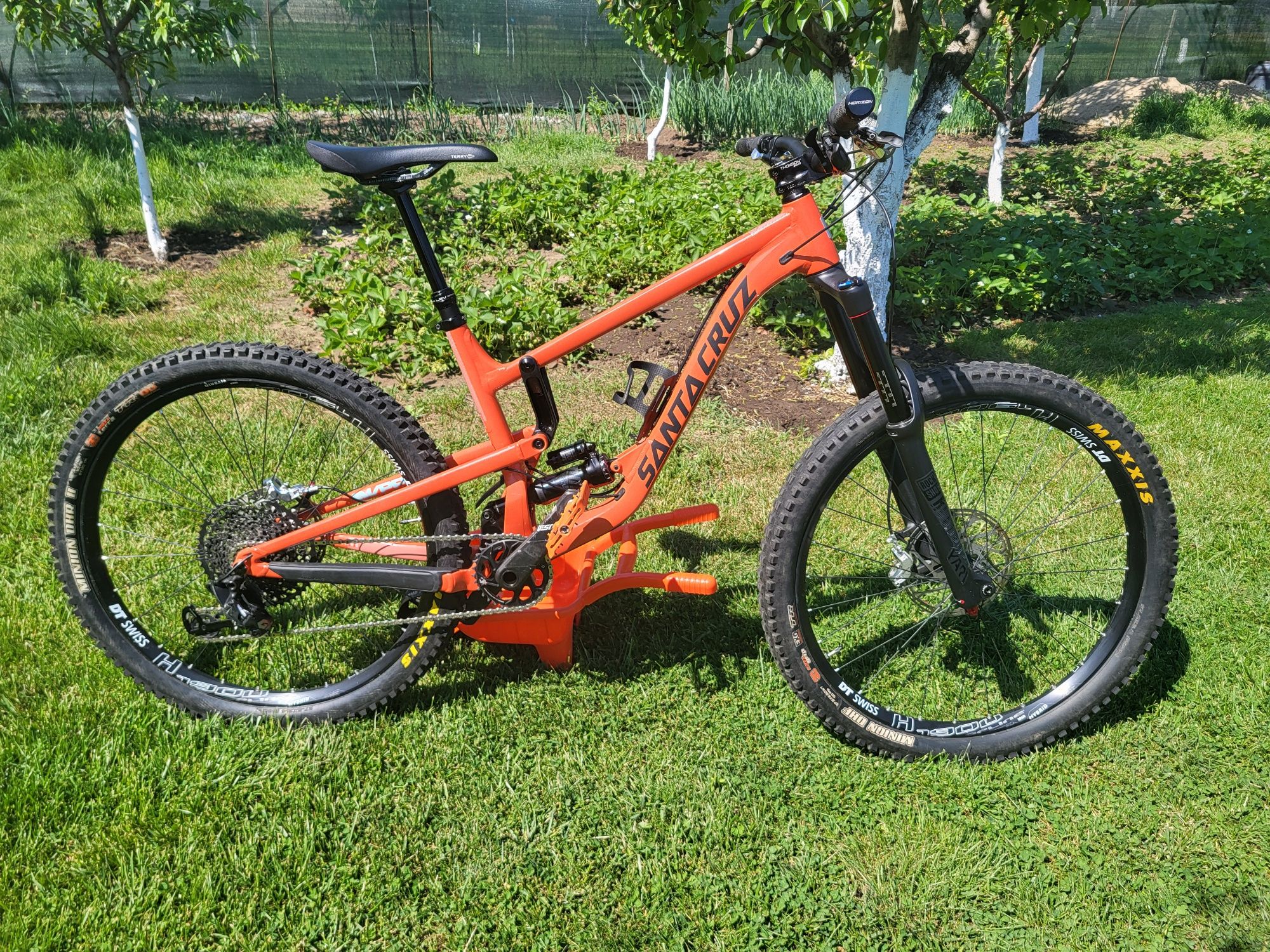 Vând bicicleta Santa Cruz Nomad AL , mărimea M , 27.5 , culoare porto