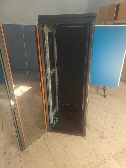 Server shkaf (Telekom shkaf) sotiladi телекоммуникационный шкаф