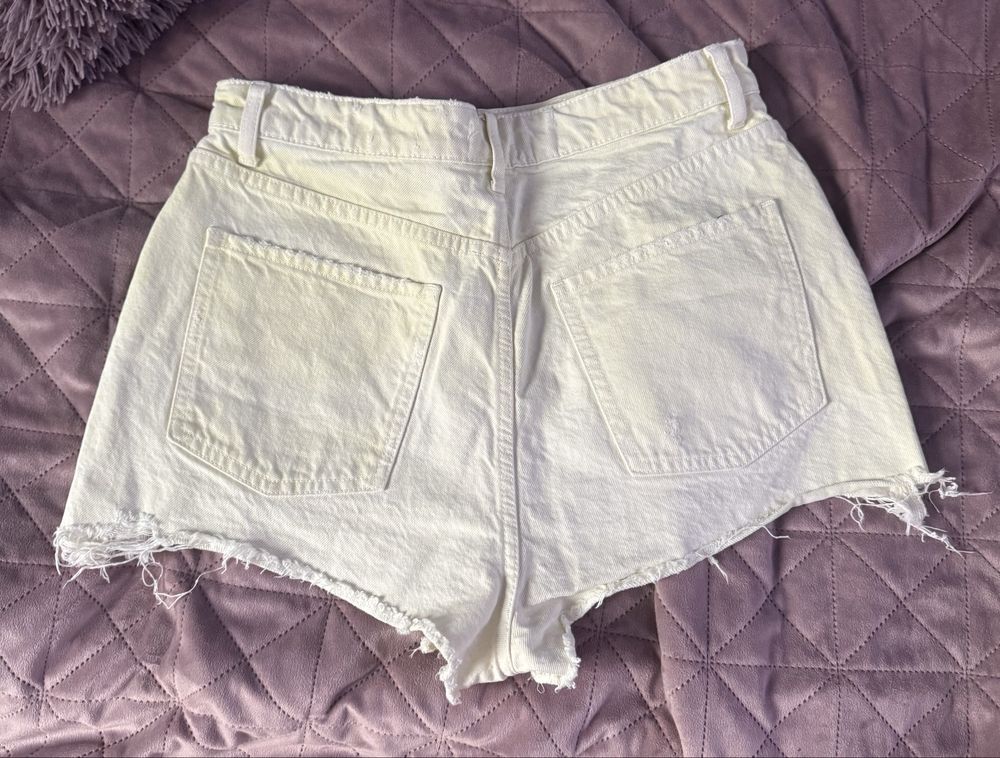 Бледо жълти къси панталони Zara