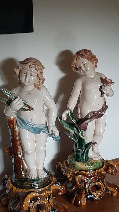 Pereche ingerasi majolica pe soclu.