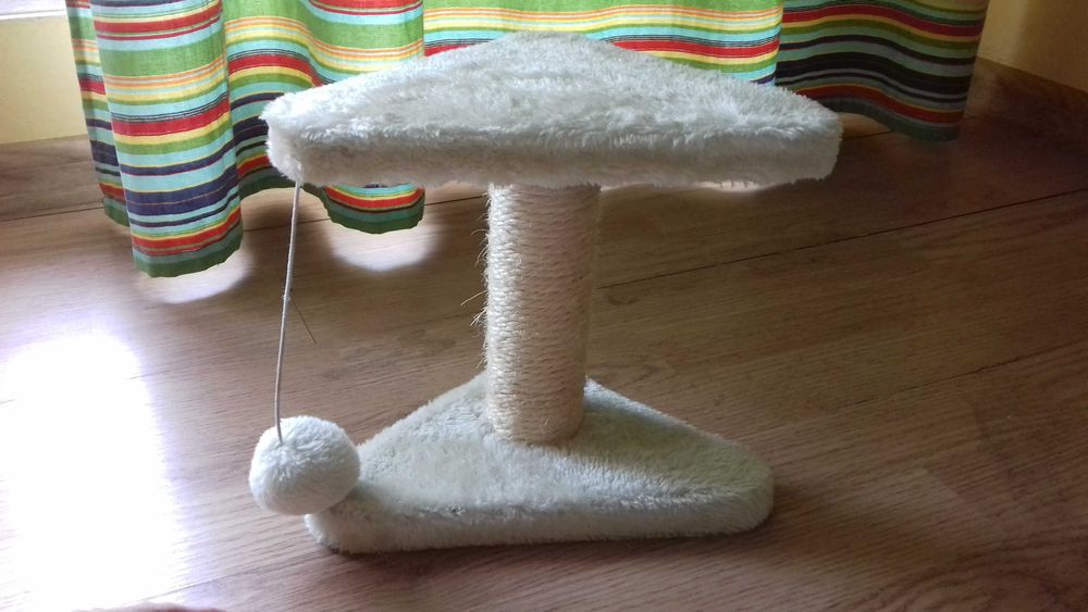 стойка с топка за котешки игри