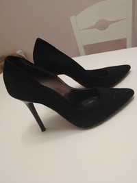 Черни обувки Bata от естествен велур