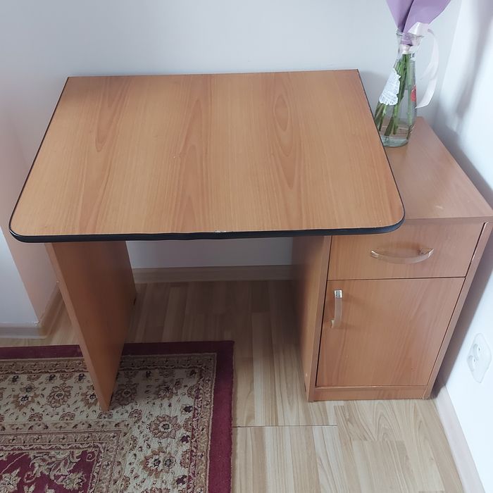 Продам столы детские коричневые 9500тнг и стеклянный обеденный 55000тн