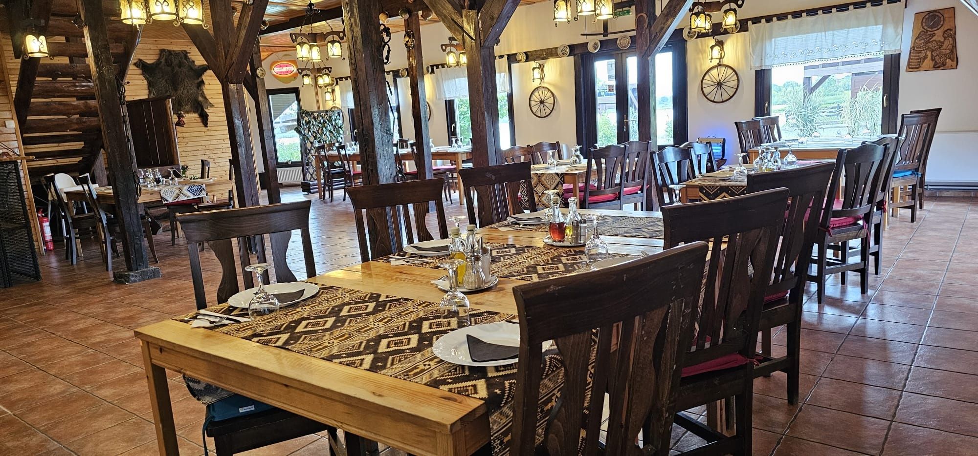 Restaurant, pensiune si casa pe malul lacului