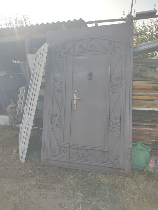 Темир дарвоза срочно сотилади 2 та Бир хил