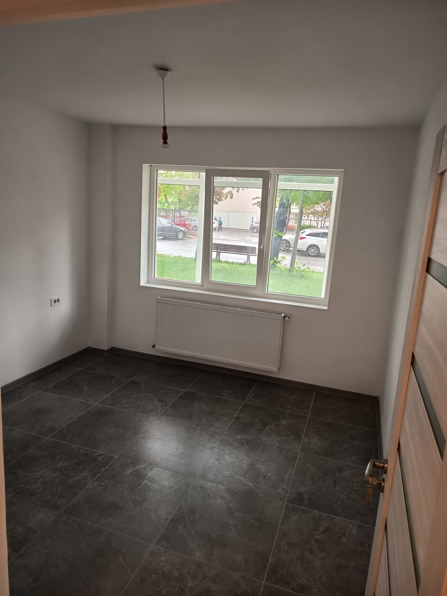 PF închiriez spațiu comercial 54 m , central, Podu Ros, la bulevard