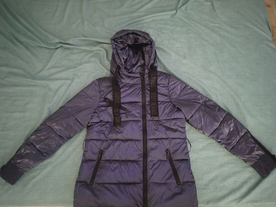 Geacă damă BSB, cu glugă, călduroasă și modernă – stare foarte bună