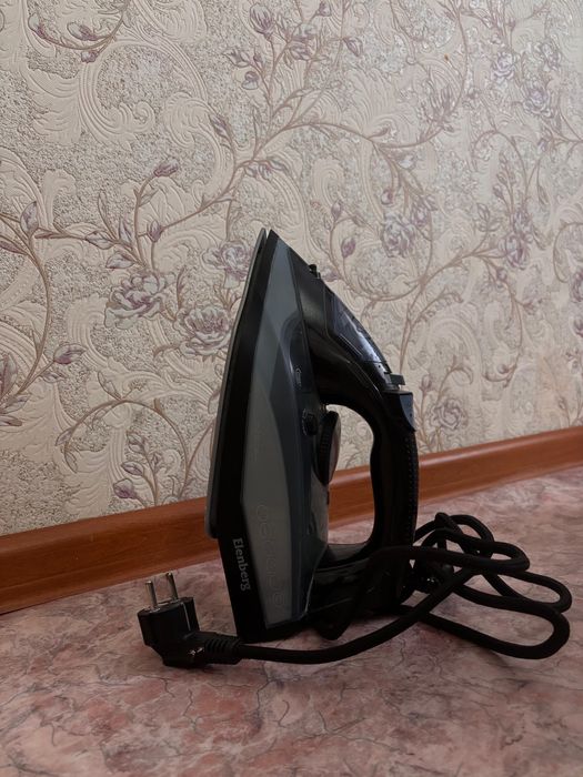 Черный очень хороший утюг