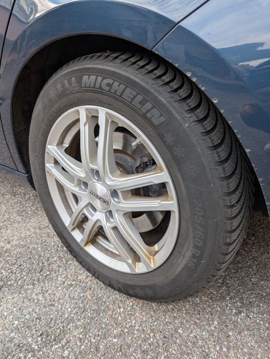 Vând roti Mercedes iarna 205 60 16 cu cauciucuri aproape noi