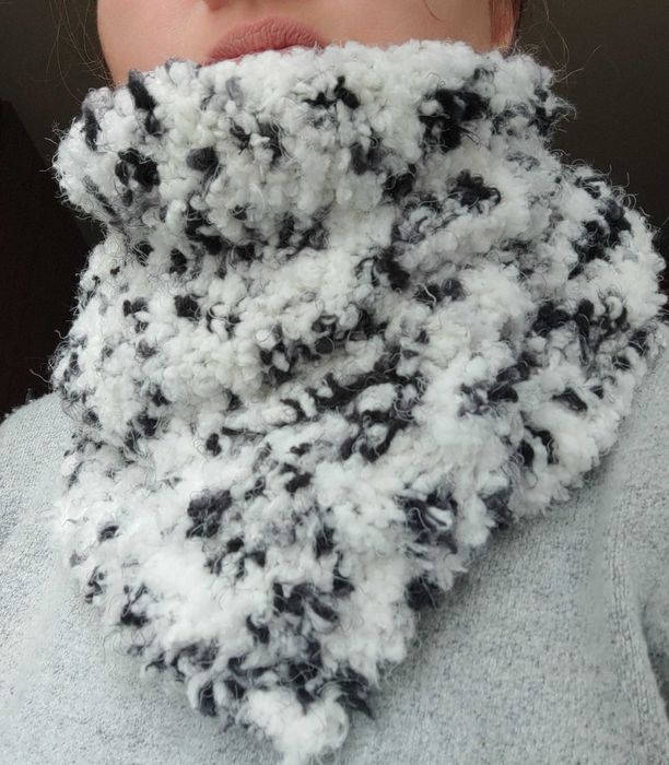 Ръчно плетен шал от мека и пухкава прежда