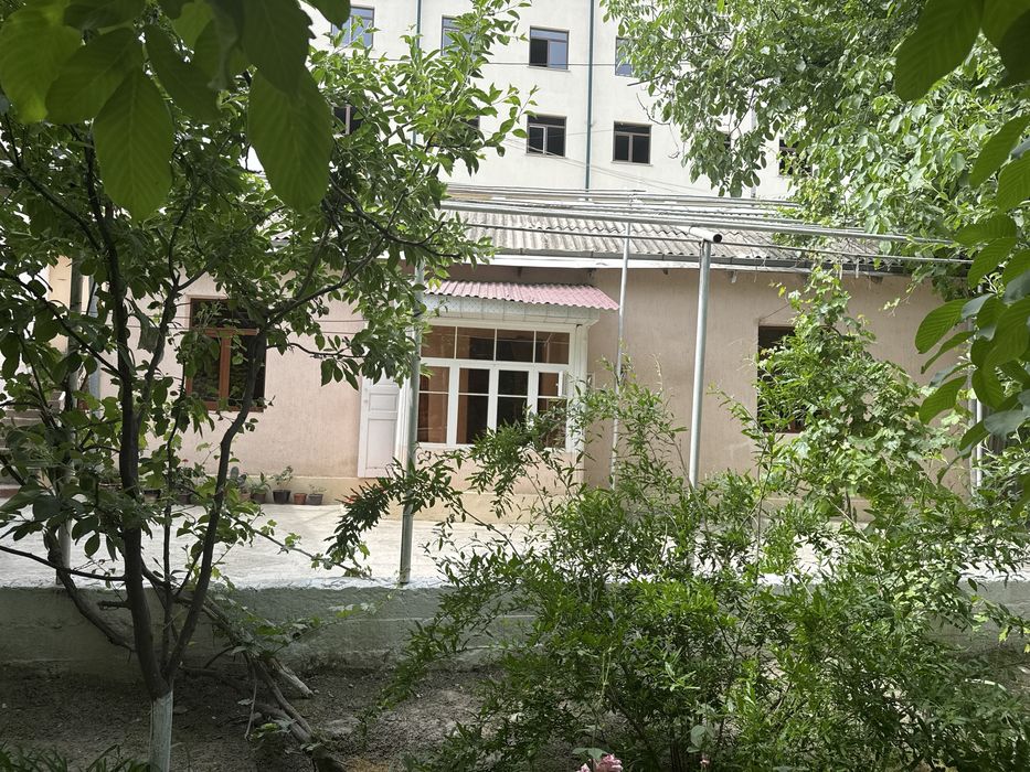 Samarqand markazi 4 sotix 4 xona gorbalnitsya orqa tarafi