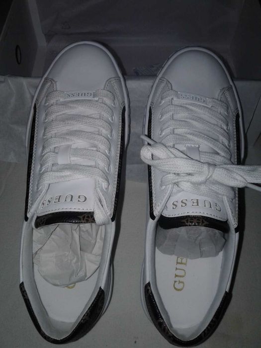 Adidasi din piele albi, marca Guess marime 39, noi, nefolositi