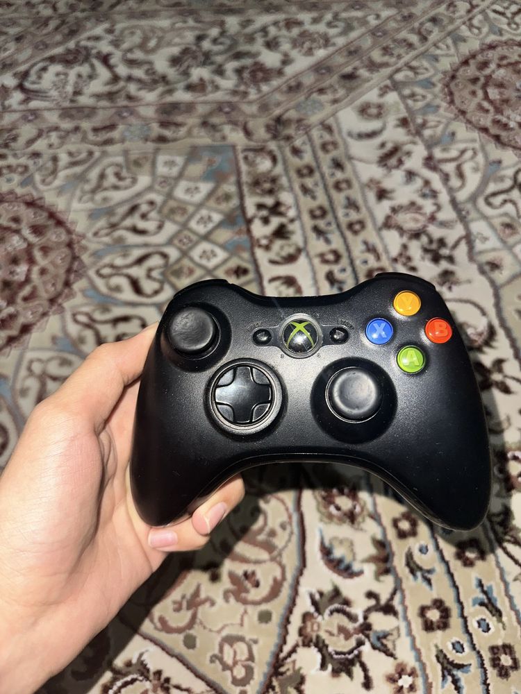 Продается xbox 370 slim рабочий в хорошем состояние торг есть
