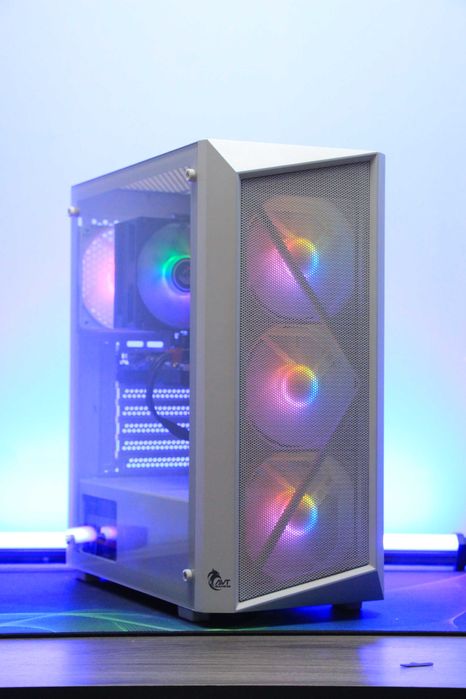 Oq rangdagi chiroyli kompyuterimiz tayyor holatda