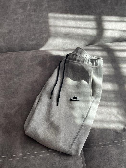 Pantaloni Nike Tech