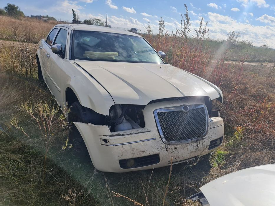 Chrysler 300C Doar caroserie pe roti nu are motor și cutie preț mic și fixx 400€