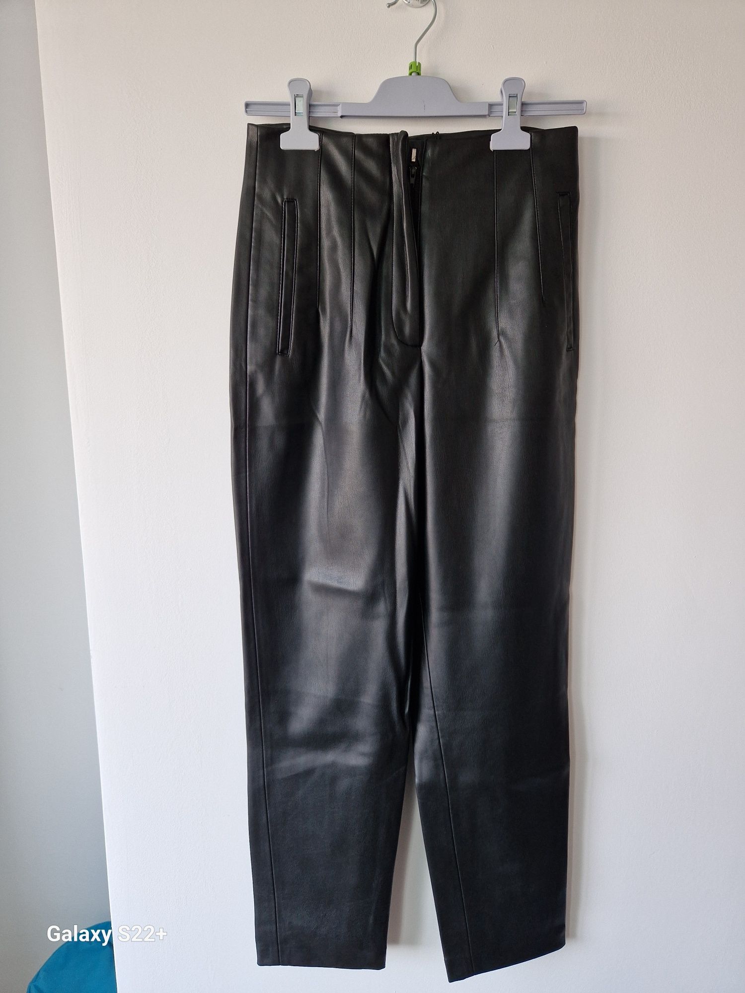 Pantaloni din piele ecologica Zara, noi cu eticheta