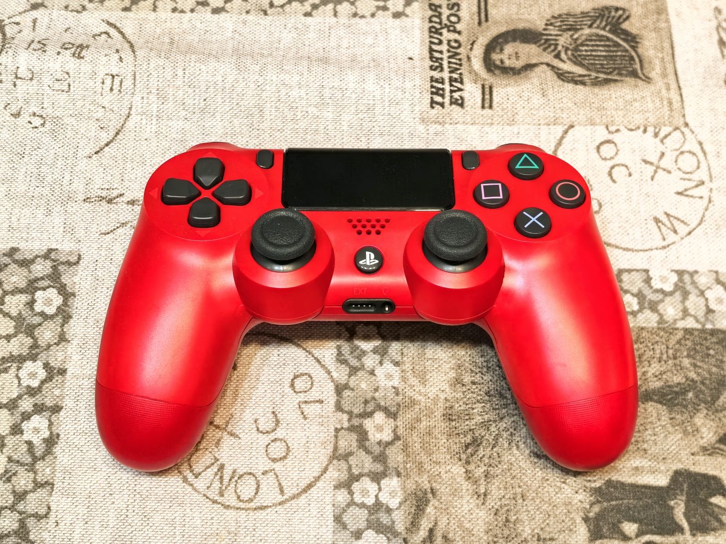 DualShock4 в идеално състояние, почти не използван