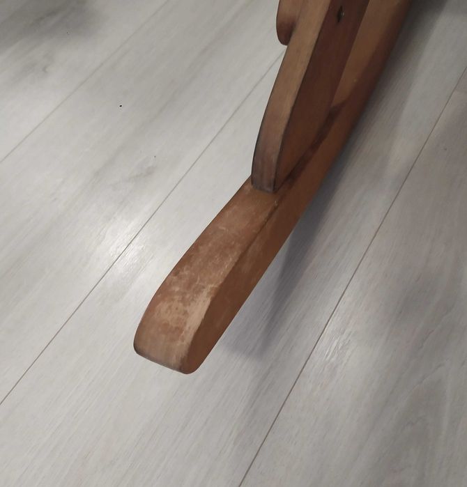 Продавам люлеещ се стол от акация - марка VonHaus