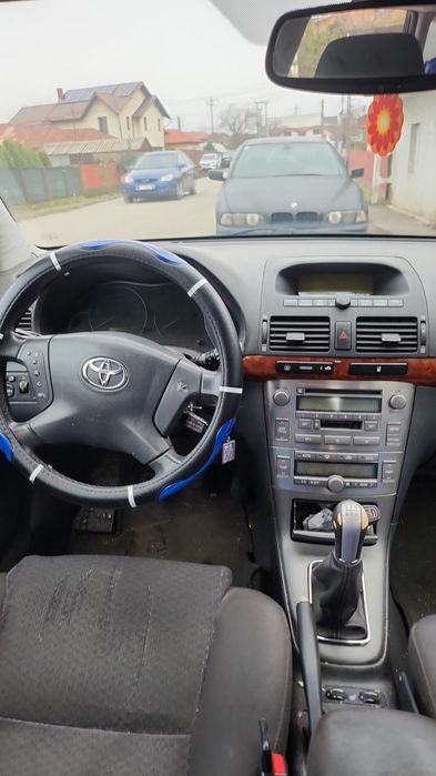 Vând toyota avensis