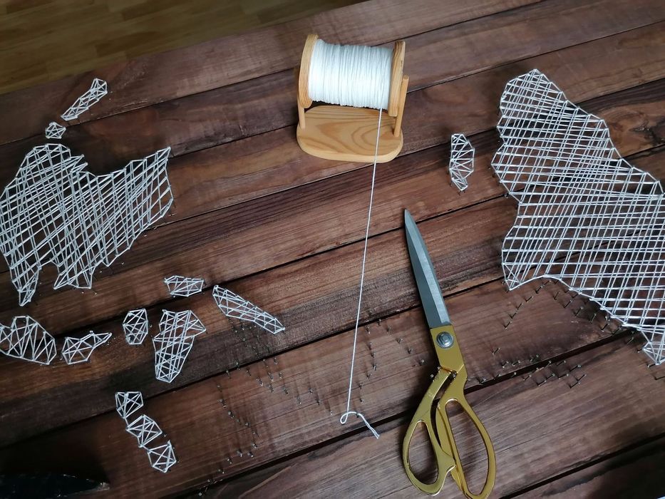 Harta lumii realizata StringArt