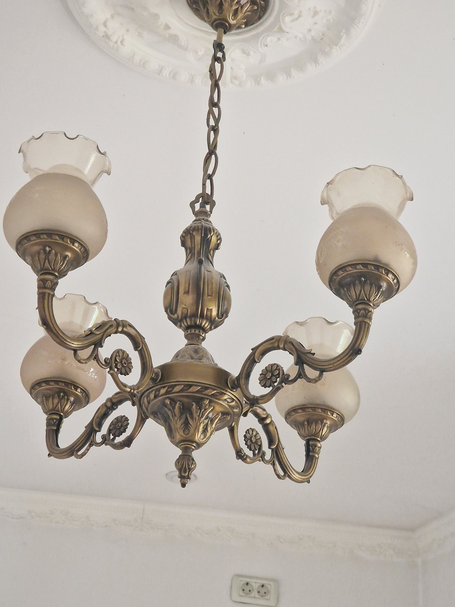 Vând 2 lustre vintige în stare f bună