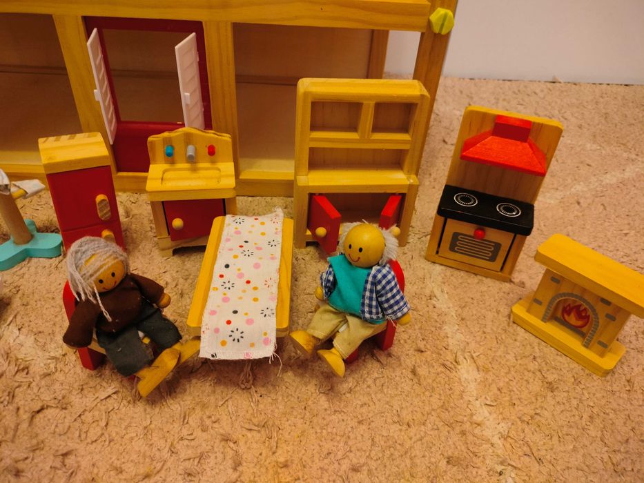 Дървена къща за кукли