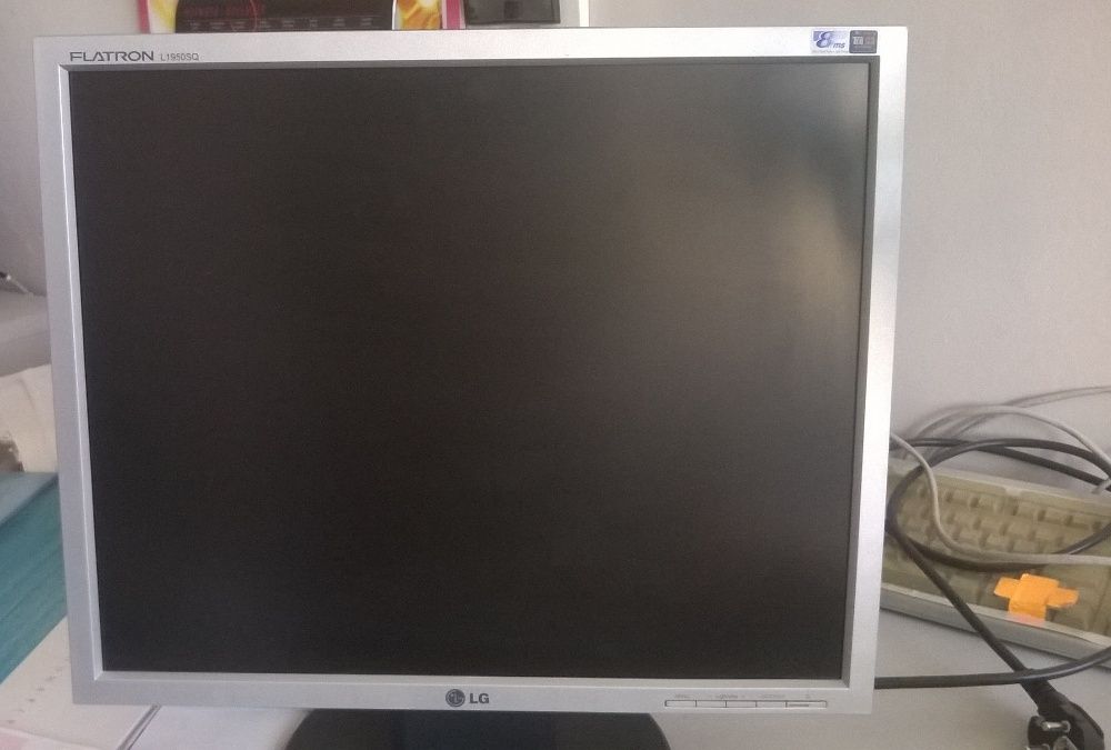 LG монитор 19” FLATRON L1950SQ-SN