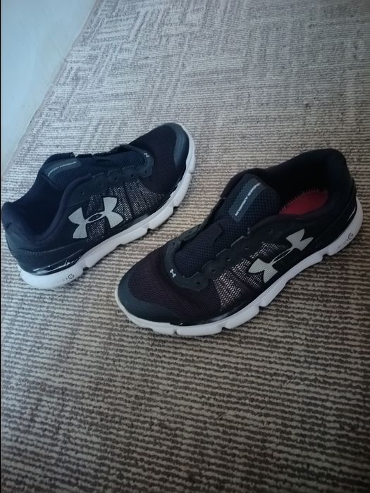 Vând adidasi Under Armour