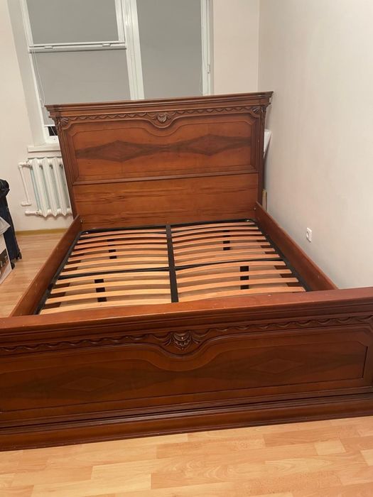 Кровать без матраса