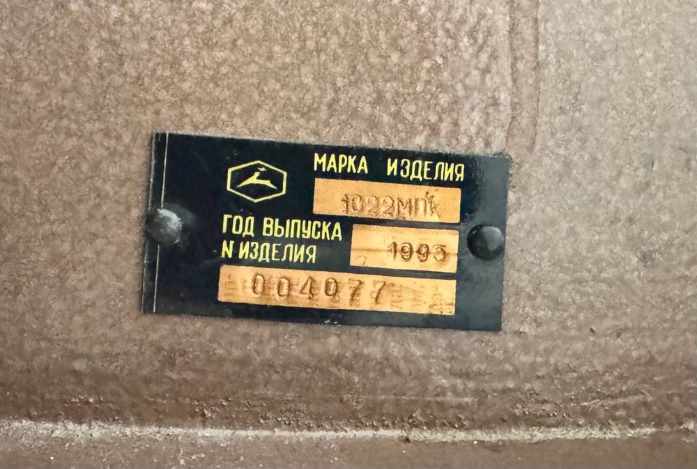 Швейная машина со столом в хорошем состоянии