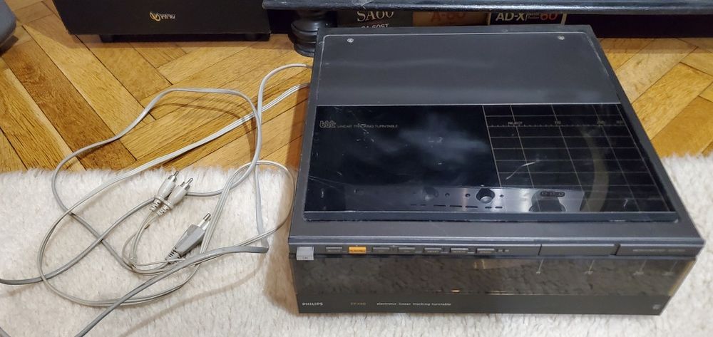 Продавам грамофон Philips