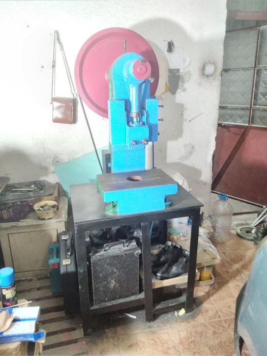 Продавам ексцентрик преса 25 тона