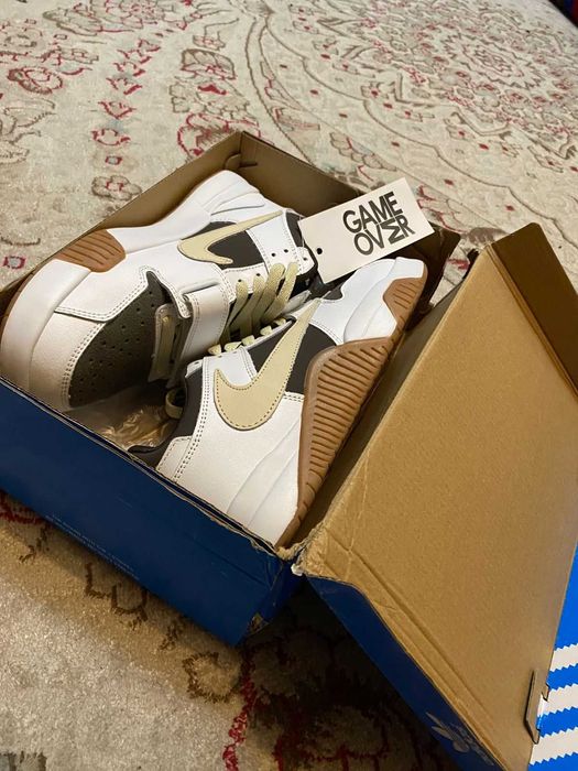 Кроссовка спортивные