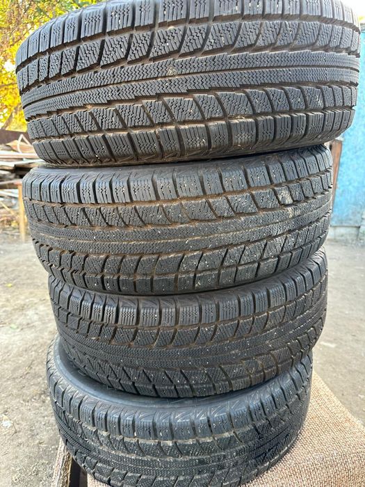 Зимняя резина размер 215/60 R16 в хорошем состоянии
