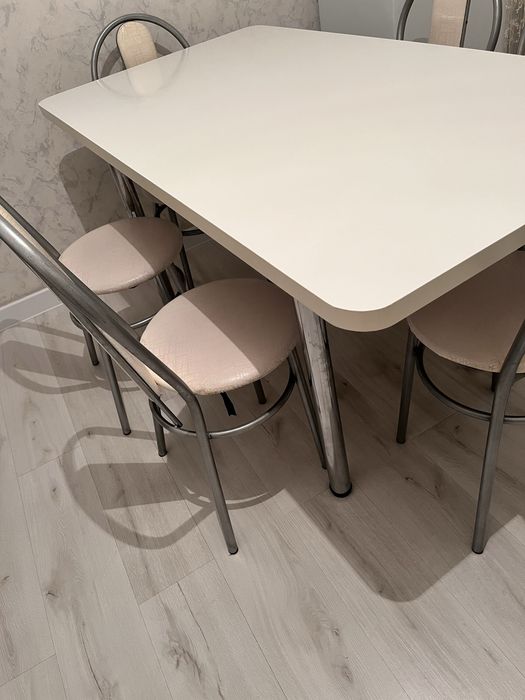 Продается стол и стулья