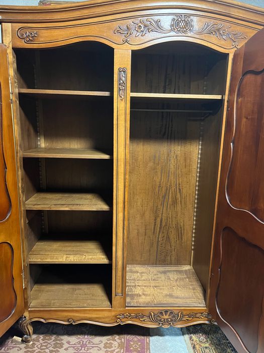 Масивен старинен гардероб