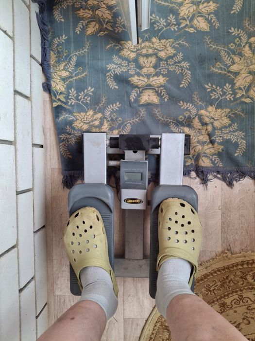 Спортивный тренажер для ног