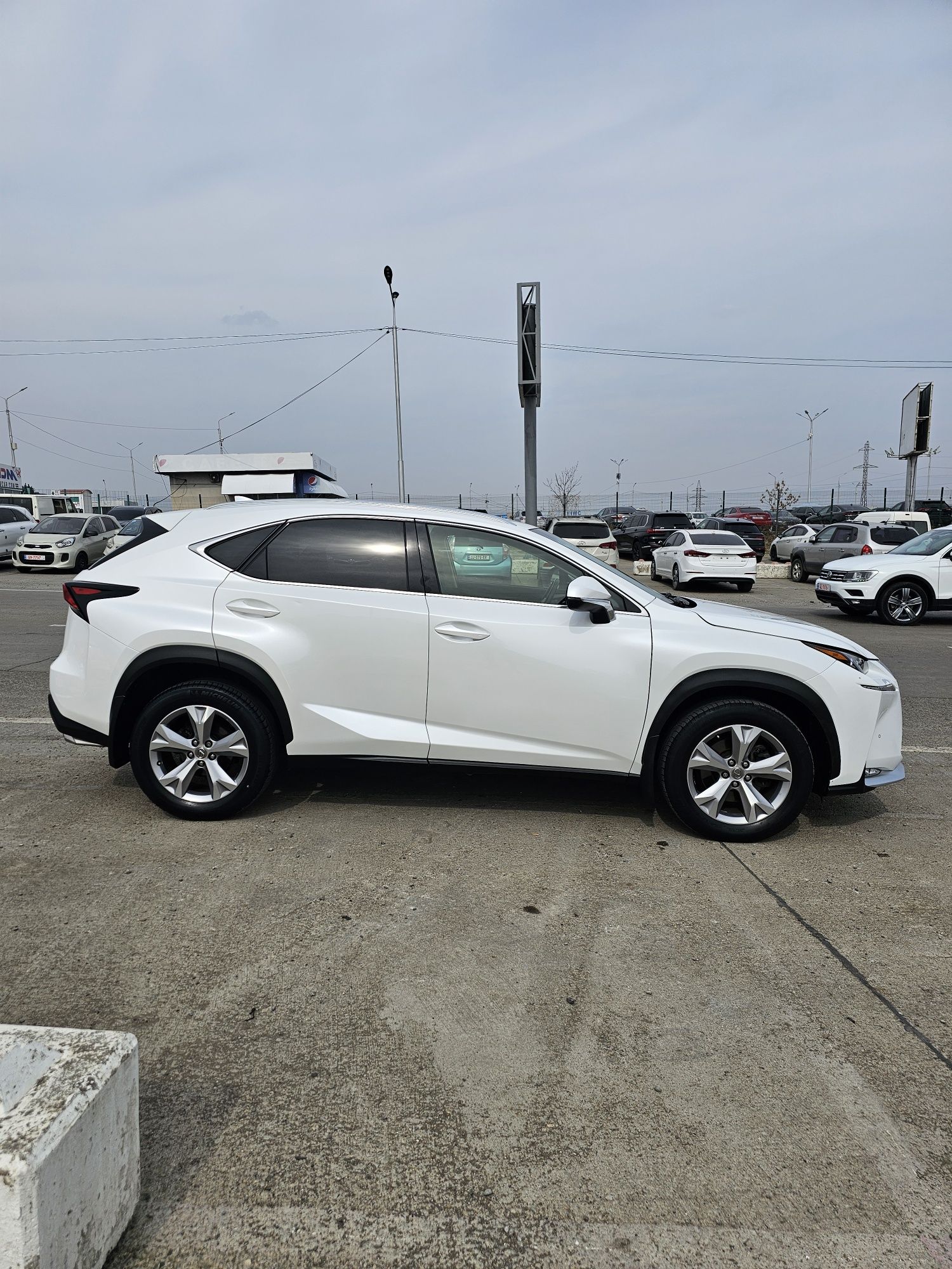 Продам Lexus NX 200t