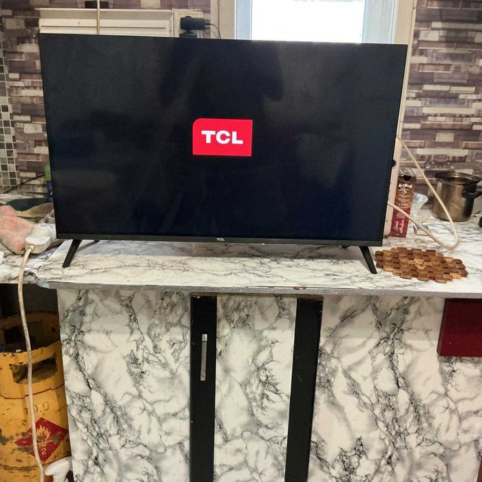 Vând televizor TCL in stare foarte buna,cu telecomandă, preț 250  Ron.