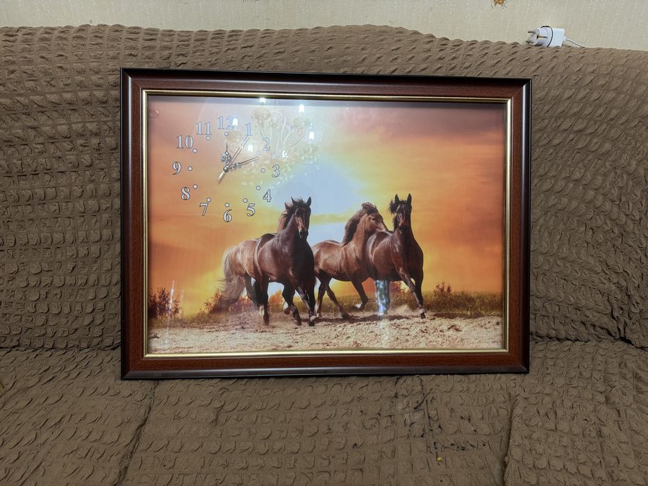 Картина за стеклом, с часами